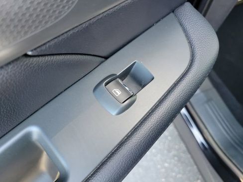 Used 2019 Ford Explorer XLT w/ Equipment Group 201A FWD image 17