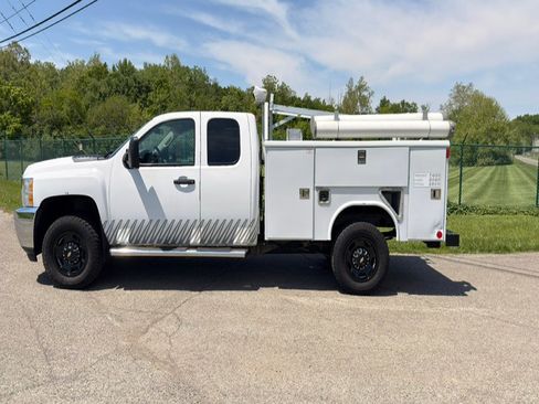 Used 2012 Chevrolet Silverado 2500 W/T AWD/4WD image 2