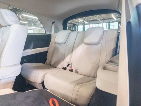 Used 2024 Mercedes-Benz GLS 450 4MATIC image 35