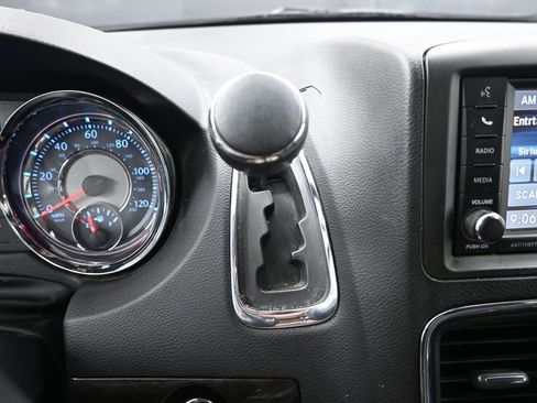 Used 2013 Chrysler Town & Country Touring-L w/ Driver Convenience Group FWD image 22