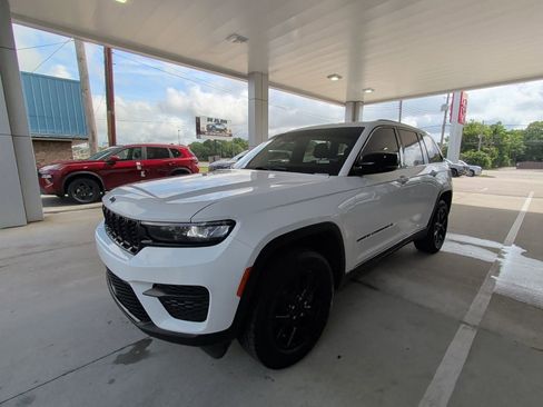Used 2025 Jeep Grand Cherokee Altitude RWD image 5