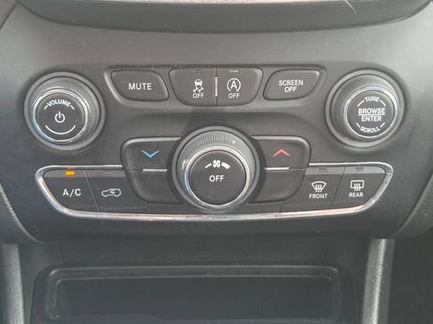 Used 2019 Jeep Cherokee Latitude w/ Cold Weather Group AWD/4WD image 32