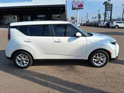 Used 2023 Kia Soul LX w/ LX Technology Package image 3