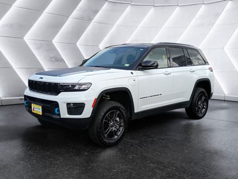 Used 2024 Jeep Grand Cherokee Trailhawk AWD/4WD image 2