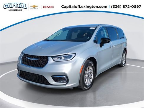 Used 2024 Chrysler Pacifica Touring-L image 1