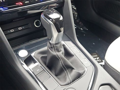 New 2025 Volkswagen Taos SE image 17