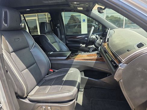 Used 2024 Cadillac Escalade Premium Luxury AWD/4WD image 21