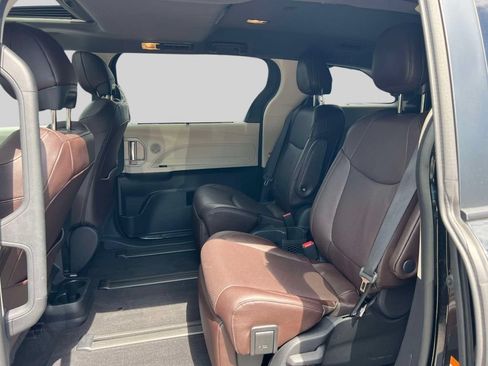 Used 2023 Toyota Sienna Platinum AWD/4WD image 12