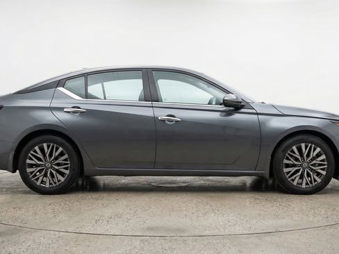 Used 2025 Nissan Altima 2.5 SV FWD image 11