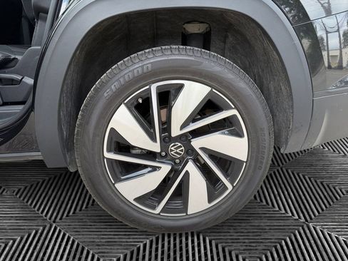 Used 2024 Volkswagen Atlas SE AWD/4WD image 14