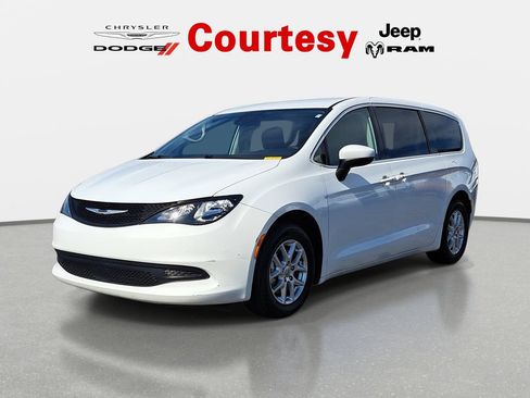 Used 2023 Chrysler Voyager LX FWD image 8