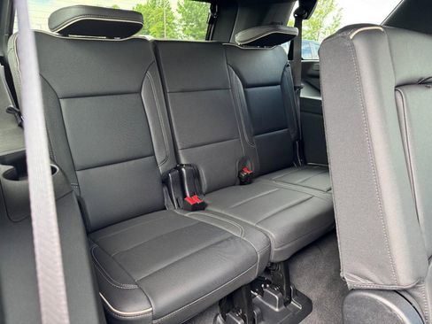 Certified 2023 GMC Yukon SLT w/ SLT Luxury Package AWD/4WD image 11