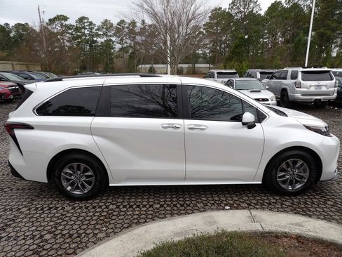 Used 2024 Toyota Sienna XLE w/ XLE Plus Package image 5