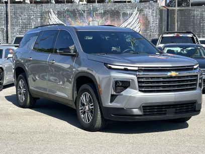 Used 2025 Chevrolet Traverse LT