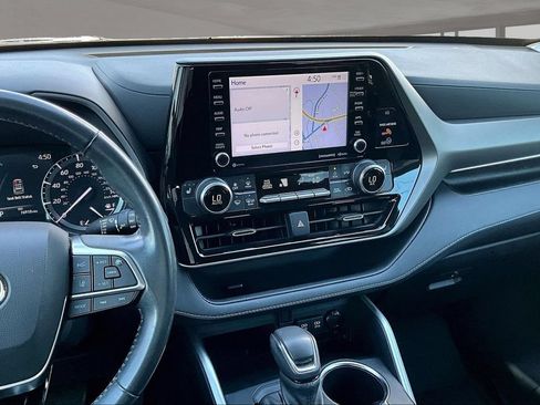 Used 2021 Toyota Highlander XLE AWD/4WD image 6