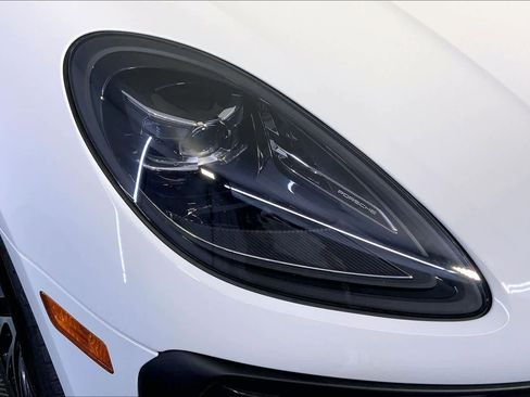 Used 2025 Porsche Macan image 12