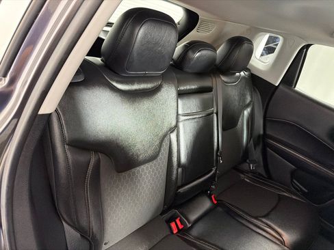 Used 2018 Jeep Compass Latitude w/ Cold Weather Group AWD/4WD image 19