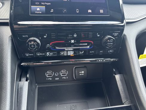 New 2025 Jeep Grand Cherokee Laredo X w/ Luxury Tech Group I image 24