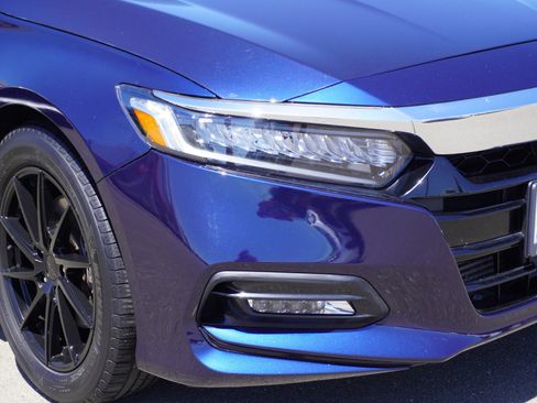 Used 2018 Honda Accord Touring image 3