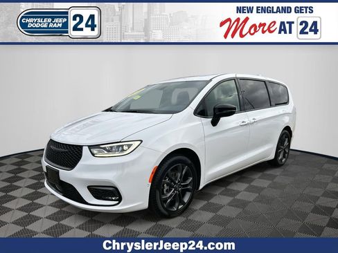 Used 2026 Chrysler Pacifica Select image 1