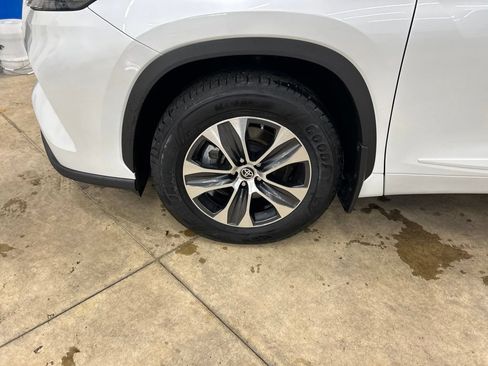 Used 2022 Toyota Highlander XLE AWD/4WD image 35