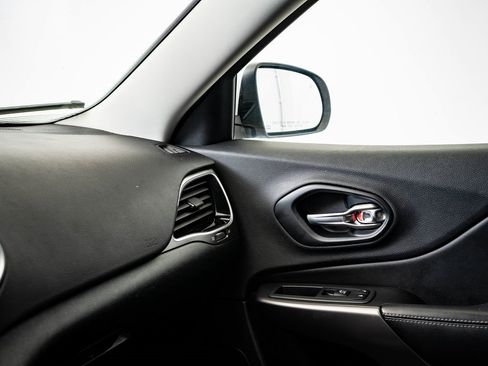 Used 2019 Jeep Cherokee Limited image 33