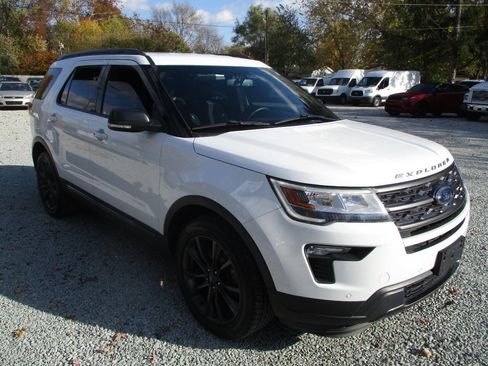 Used 2018 Ford Explorer XLT w/ Equipment Group 202A image 7