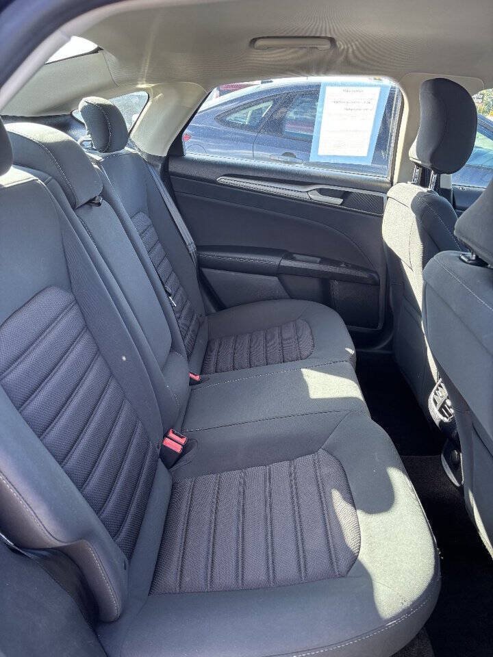 Used 2018 Ford Fusion SE FWD image 8