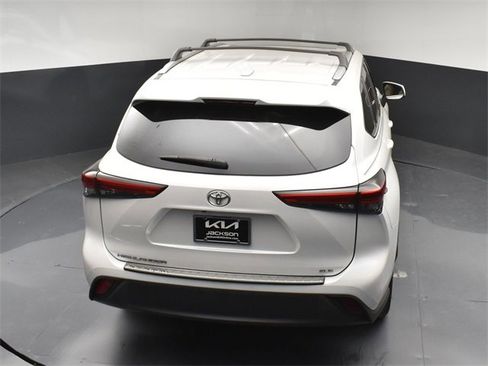 Used 2022 Toyota Highlander XLE image 48