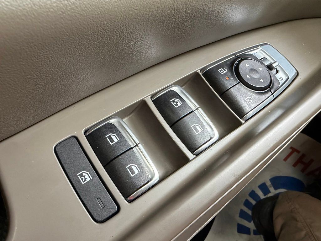 Used 2025 Kia Carnival FWD image 32