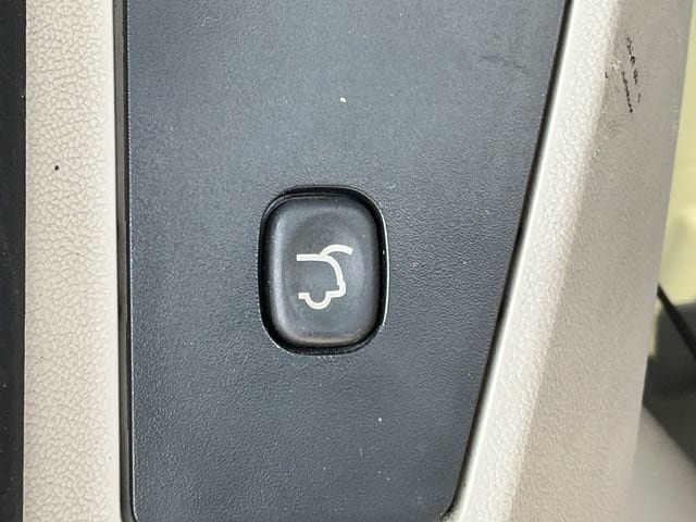 Used 2012 Chrysler Town & Country Touring w/ Entertainment Group #1 FWD image 20