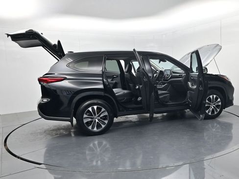 Used 2023 Toyota Highlander XLE AWD/4WD image 57