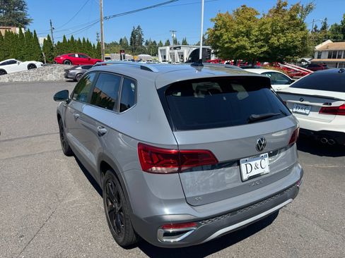 Used 2022 Volkswagen Taos SE w/ Panoramic Sunroof Package AWD/4WD image 2