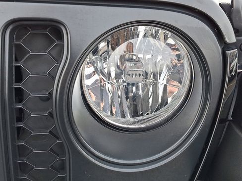 Used 2022 Jeep Gladiator Sport image 9