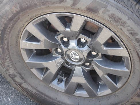 Used 2021 Toyota Tacoma SR5 AWD/4WD image 11