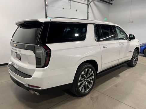 Used 2025 Chevrolet Suburban High Country AWD/4WD image 3
