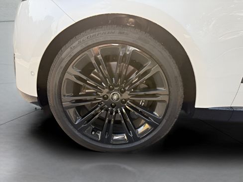 Certified 2025 Land Rover Range Rover SE AWD/4WD image 35