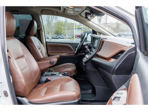 Used 2018 Toyota Sienna Limited w/ Carpet Mat Package image 7