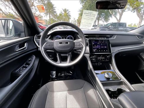Used 2025 Jeep Grand Cherokee Laredo X w/ Luxury Tech Group I RWD image 6