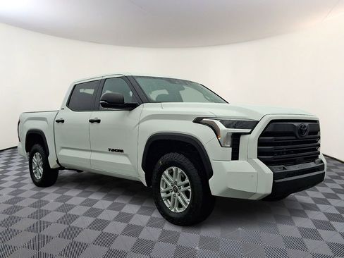 Used 2022 Toyota Tundra SR5 w/ SR5 Convenience Package AWD/4WD image 1