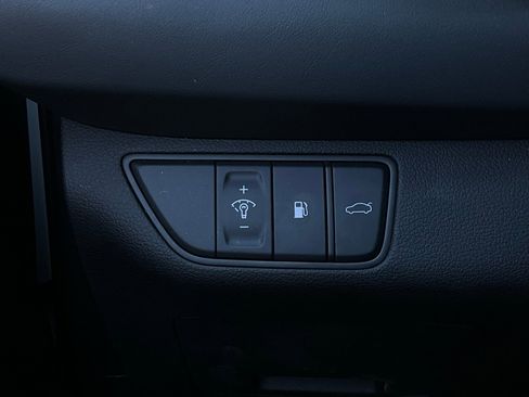 Used 2025 Genesis G70 2.5T image 22