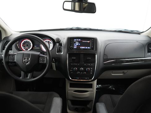 Used 2020 Dodge Grand Caravan SE w/ UConnect Hands-Free Group FWD image 14
