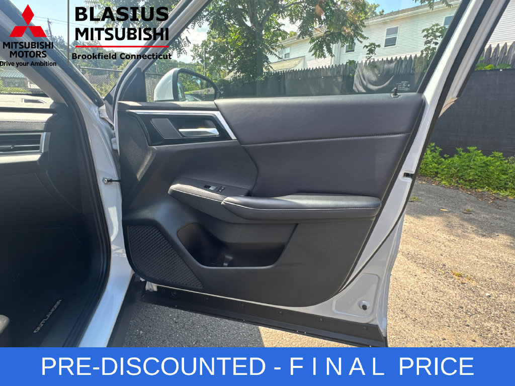 Used 2024 Mitsubishi Outlander 4WD Plug-In Hybrid image 29