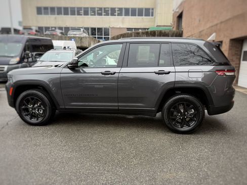 Used 2024 Jeep Grand Cherokee Altitude image 14