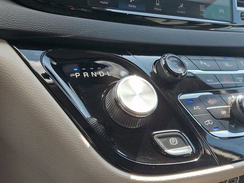 Used 2024 Chrysler Pacifica Touring-L FWD image 15
