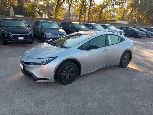 Used 2025 Toyota Prius LE image 1