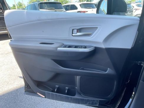 Used 2026 Toyota Sienna XLE FWD image 8