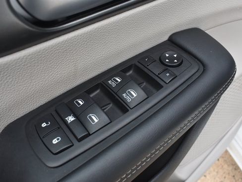 Used 2024 Chrysler Pacifica Touring-L FWD image 12