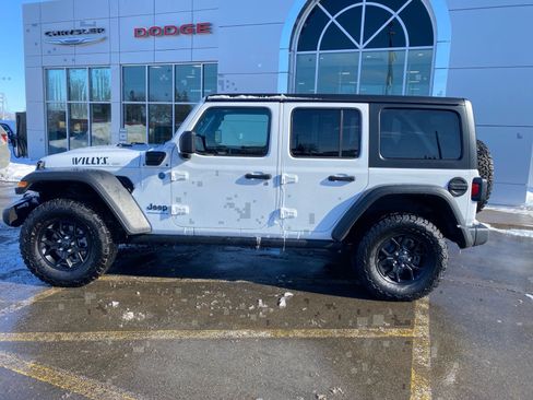 Used 2025 Jeep Wrangler Willys image 2