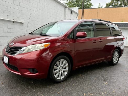 Used 2014 Toyota Sienna LE AWD/4WD image 3